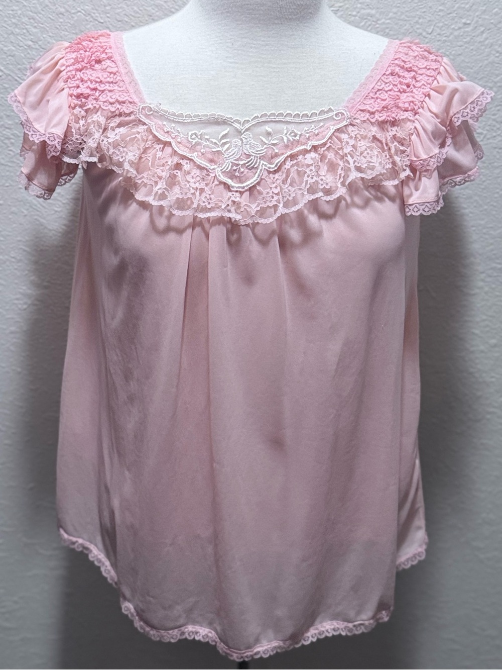 Vintage 1960s Baby Pink Babydoll Sleep Top w/Birds, Ruffles & lace
